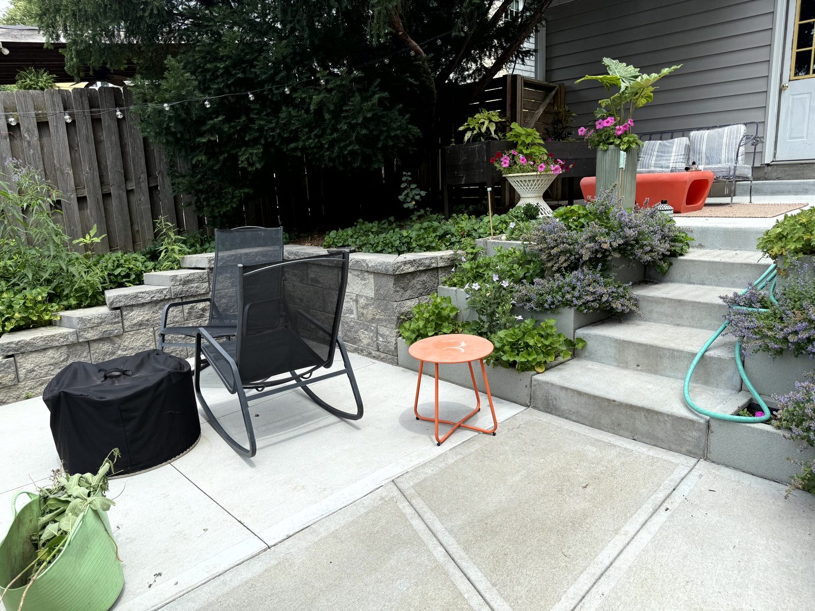 Block garden wall with steps