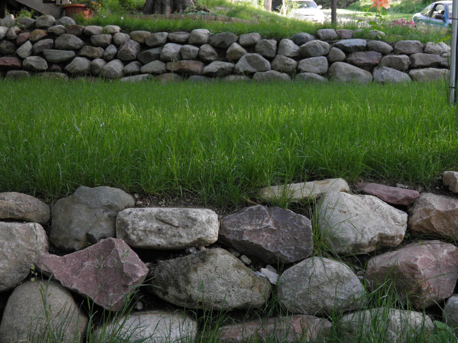 Terraced boulder retaining wall