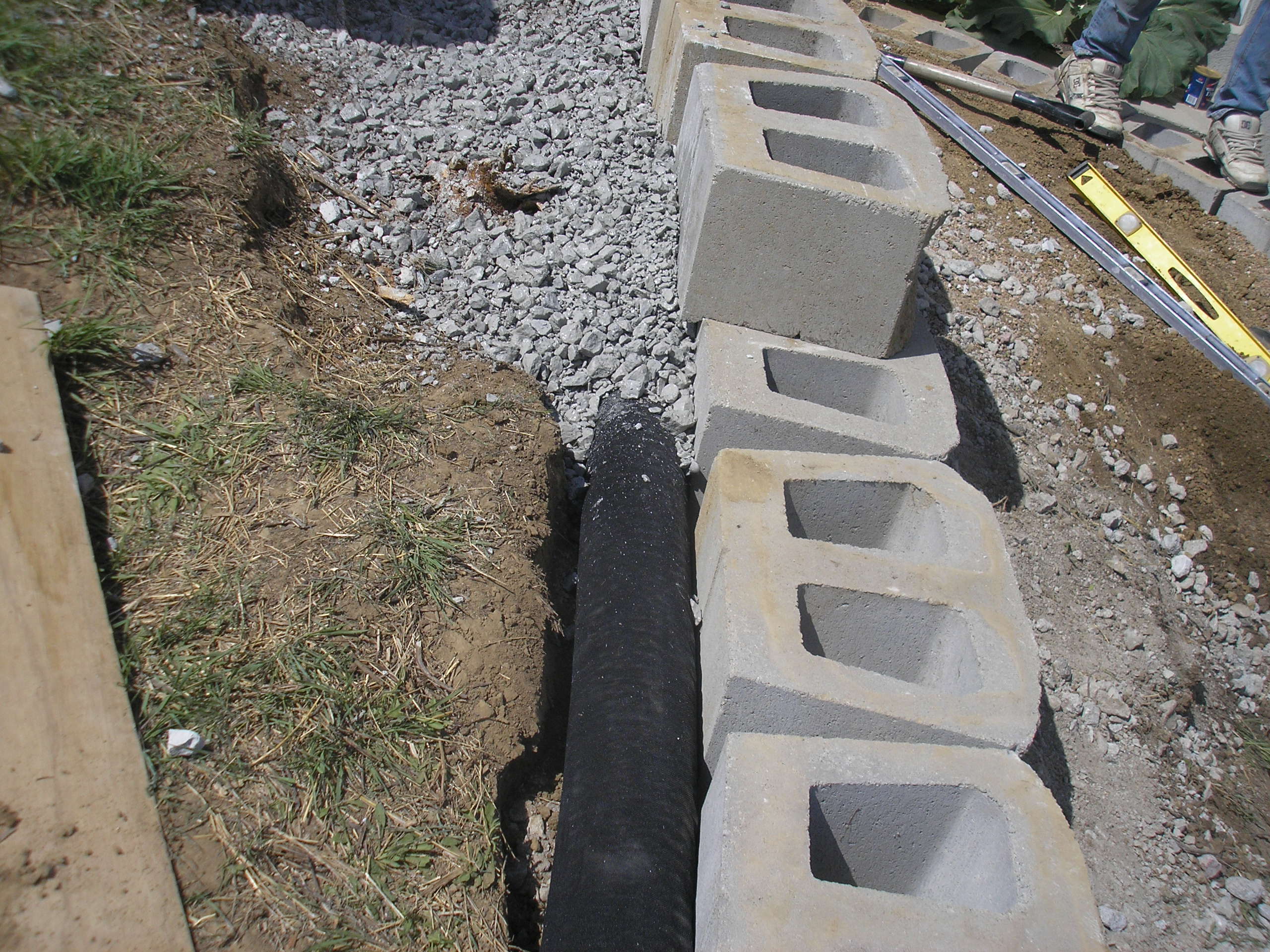Proper drainage installation behind retaining wall